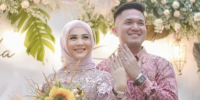 Kesha Ratuliu Ungkap Rasa Bahagia Usai Dilamar & Berhijab Kesha Ratuliu Ungkap Rasa Bahagia Usai Dilamar & Berhijab