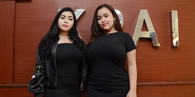 Kesulitan Pilih Baju Karena Dada, Duo Semangka Selalu Pesan Pakaian Pada Desainer