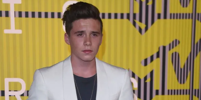 Ketahuan Hang Out Bareng, Inikah Pacar Baru Brooklyn Beckham?