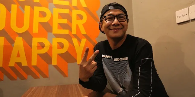 Ketahuan Jalan Bareng Yeslin Wang, Delon Akui Masih Suami Istri