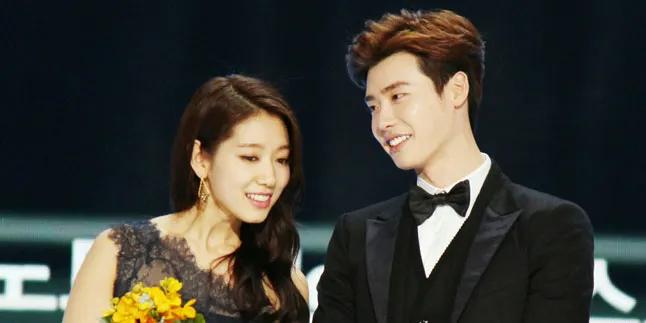 Ketahuan, Lee Jong Suk & Park Shin Hye Pergi Bareng ke London Ketahuan, Lee Jong Suk & Park Shin Hye Pergi Bareng ke London