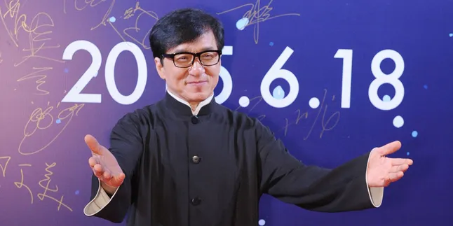 Ketahuan Pakai Sepatu Yeezy Palsu, Jackie Chan Dibully Netizen
