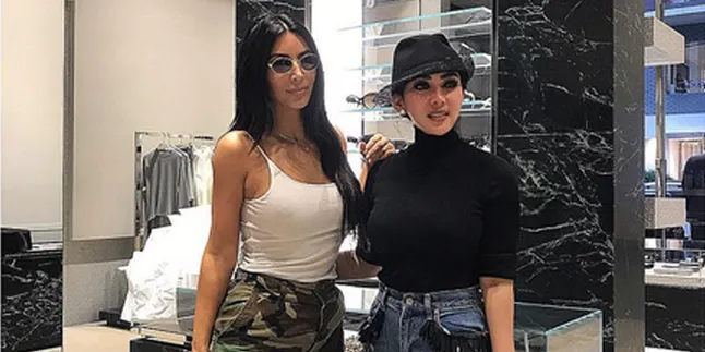 Ketemu di Tokyo, Syahrini Sebut Kim Kardashian 'Cucok Meong' Ketemu di Tokyo, Syahrini Sebut Kim Kardashian 'Cucok Meong'