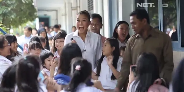 Ketika Agnez Mo Kunjungi Sekolahan Lawasnya, Bikin Gempar