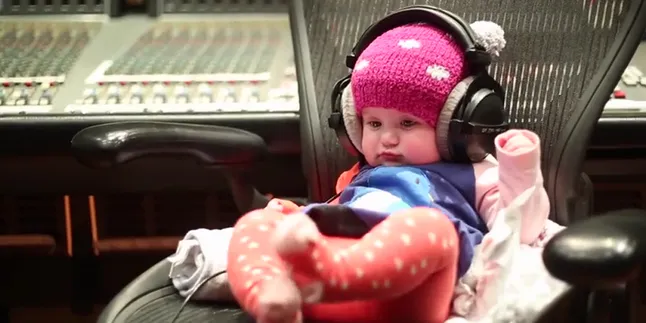 Ketika Bayi Kelly Clarkson Asyik Berjoget, Lucunya Nggak Nahan Ketika Bayi Kelly Clarkson Asyik Berjoget, Lucunya Nggak Nahan
