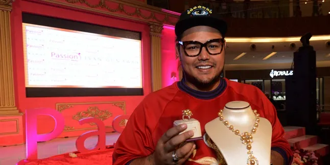 Ketika Ivan Gunawan Komentari Jaket Bomber Yang Dipakai Jokowi