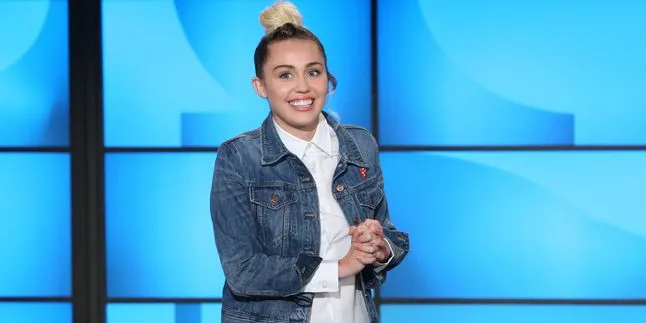 Ketika Miley Cyrus Mendadak Jadi Ellen DeGeneres, Bikin Ngakak!