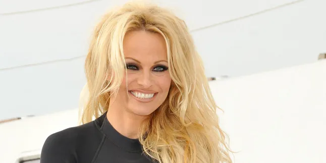 Ketika Pamela Anderson Pamer Kelenturan Tubuh