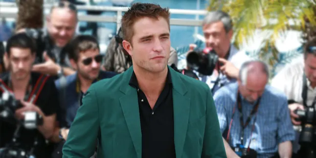 Ketika Robert Pattinson Kembali Jadi Seganteng Edward Cullen Ketika Robert Pattinson Kembali Jadi Seganteng Edward Cullen