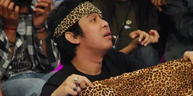 Ketika Sakit, Olga Syahputra Masih Sempat Untuk Salat