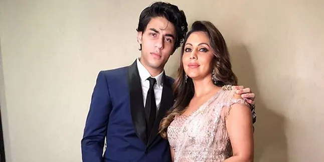 Ketika Shahrukh Khan Sukses Membuat Aryan Khan Pamer Senyum di Depan Umum, Sweet!