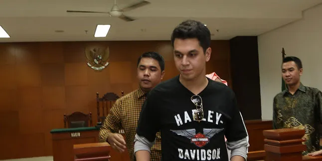 Kevin Julio Kecewa Dengan Putusan Hakim Atas Kasus Ayahnya Kevin Julio Kecewa Dengan Putusan Hakim Atas Kasus Ayahnya