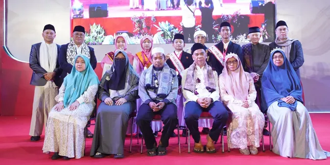KH. Yusuf Mansur dan Putrinya Wirda Mansur Melantik 588 Santri di Wisuda Tahfizh Nasional (WTN) Daarul Qur'an