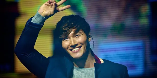 Kim Jong Kook Masih Cedera Saat Syuting 'Running Man'? Kim Jong Kook Masih Cedera Saat Syuting 'Running Man'?