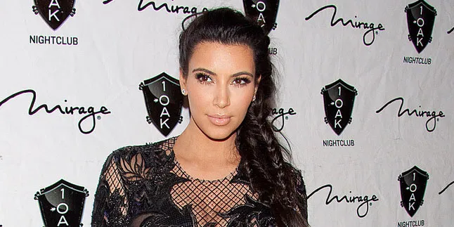 Kim Kardahian Pamer Tubuh Seksi Saat Pergi Makan Siang