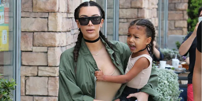 Kim Kardashian Ajak Anak-Anaknya Liburan ke Disneyland