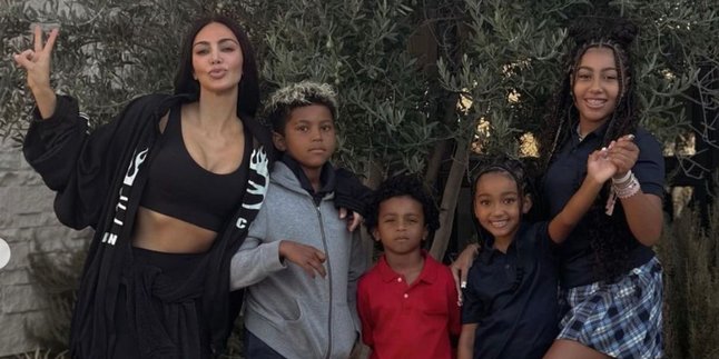 The Life Story of Kim Kardashian Who is Now Busy Taking Care of Her Own Children as a Single Parent