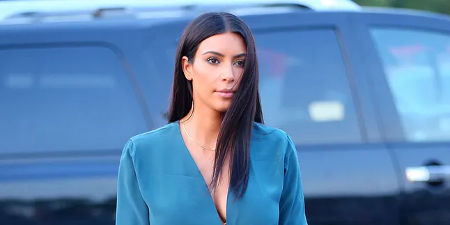 Kim Kardashian Jalan-Jalan Tanpa Pakai Bra, Sengaja Atau ...?