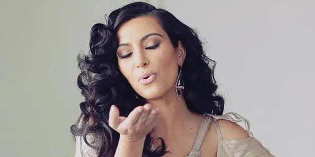 Kim Kardashian Ketahuan Raba Pantat Adiknya!