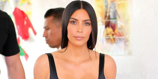 Kim Kardashian Pamer Foto Topless di Atas Ranjang Kim Kardashian Pamer Foto Topless di Atas Ranjang