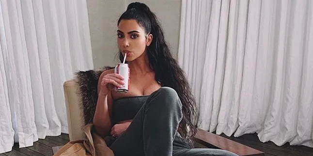 Kim Kardashian Posting Foto Bareng Kanye, Ekspresi Belum Siap North West Bikin Ngakak Kim Kardashian Posting Foto Bareng Kanye, Ekspresi Belum Siap North West Bikin Ngakak