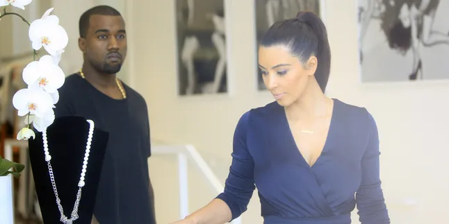 Kim Kardashian Sengaja Cium Pria Lain di Depan Kanye West Kim Kardashian Sengaja Cium Pria Lain di Depan Kanye West