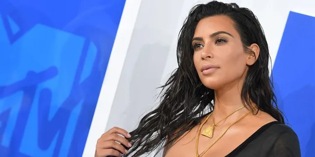 Kim Kardashian Topless Sambil Pose Bareng Baby Chicago West