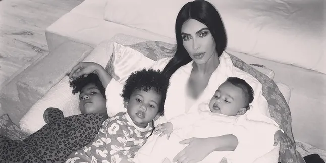 Kim Kardashian Unggah Momen Manis Saint dan Chicago