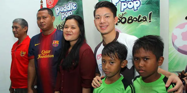 Kim Kurniawan Berbagi Pengalaman Bola Dengan Anak SD Kim Kurniawan Berbagi Pengalaman Bola Dengan Anak SD