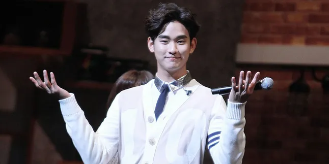 Kim Soo Hyun Ternyata Suka Peluk-Peluk, Model Ini Jadi Korbannya Kim Soo Hyun Ternyata Suka Peluk-Peluk, Model Ini Jadi Korbannya