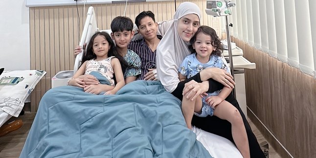 King Faaz Prays for Sonny Septian, Fairuz A Rafiq is Grateful to Have Pious Children