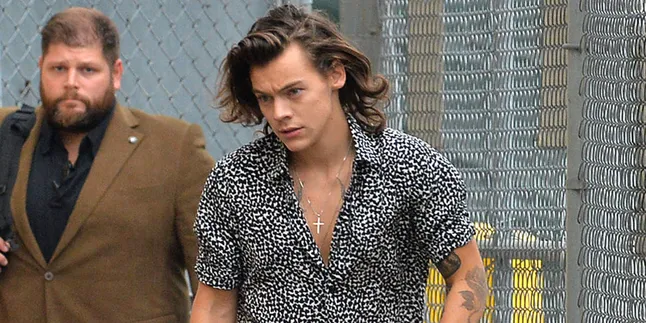 Kisah Asmara Harry Styles Kandas, Ribuan Dukungan Fans Muncul Kisah Asmara Harry Styles Kandas, Ribuan Dukungan Fans Muncul