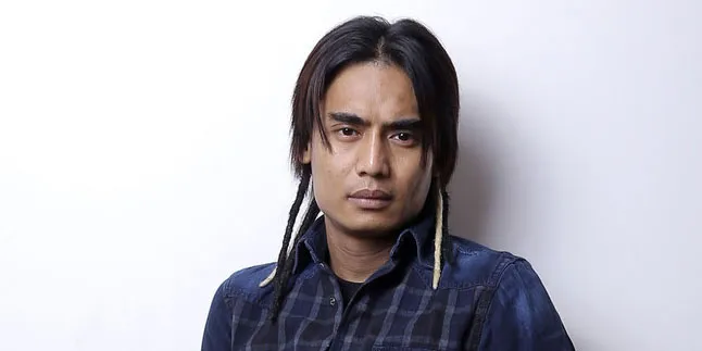 Kisah Charly Van Houten Dengan Teman Kecilnya Yang Penjual Siomay Kisah Charly Van Houten Dengan Teman Kecilnya Yang Penjual Siomay