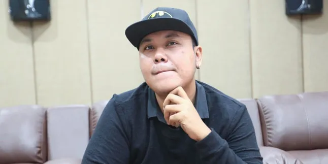 Kisah Ditinggal Selingkuh Jadi Inspirasi Denis MSI di Single 'Relakan Dia' Kisah Ditinggal Selingkuh Jadi Inspirasi Denis MSI di Single 'Relakan Dia'