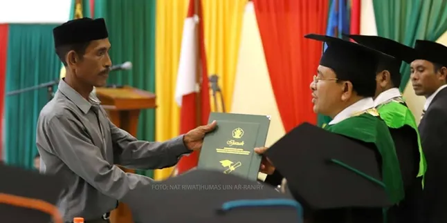 Kisah Haru Seorang Ayah Gantikan Wisuda Putrinya yang Sudah Meninggal