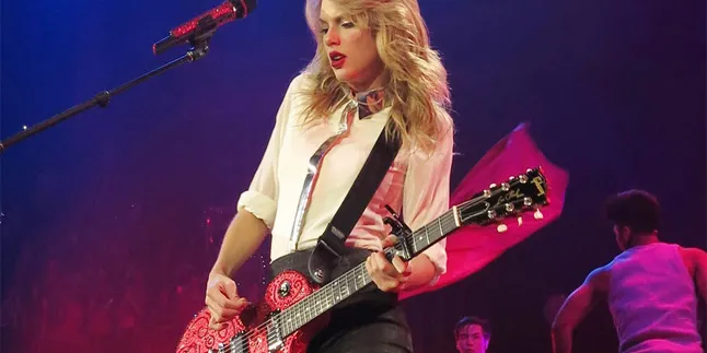Kisah Taylor Swift Belajar Gitar Hingga Jarinya Terluka