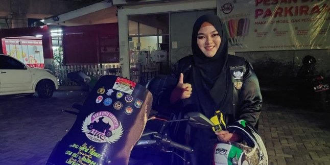 The Viral Story of Lady Biker Gledis Tomodachi, Touring Indonesia Alone While Distributing the Quran