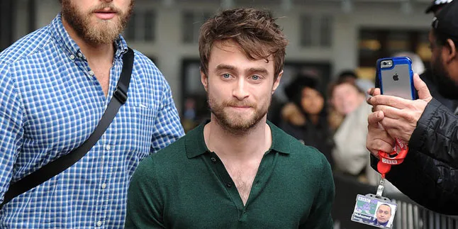 Kocak! Daniel Radcliffe Bingung Jadi Seorang Resepsionis