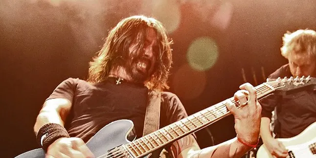 Kocak! Dave Grohl Comeback Tanpa Celana