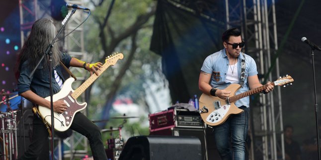 Kocak! David Naif Kehabisan Pick Gitar di WTF Stage