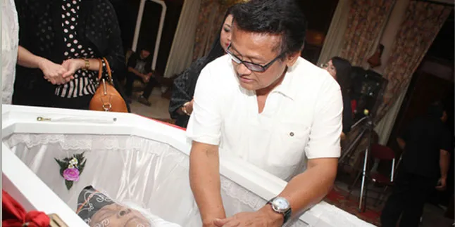 Koes Hendratmo Nyanyikan 'Tanah Airku' di Depan Jenazah Kris Biantoro