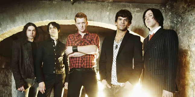 Kolaborasi Aneh Queens of The Stone Age Dengan Elton John