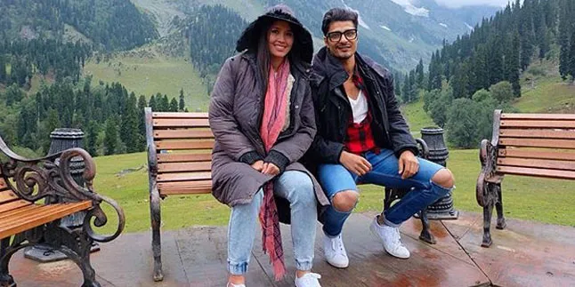Kompak Dengan Outfit Pink, Vin Rana & Pacar Prewed di Indonesia? Kompak Dengan Outfit Pink, Vin Rana & Pacar Prewed di Indonesia?