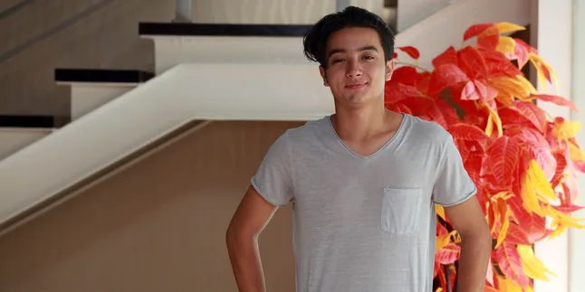 Kompak Kenakan Baju Kerlap-Kerlip Dengan Sang Adik, Bryan Domani: Seperti Lampu Disko