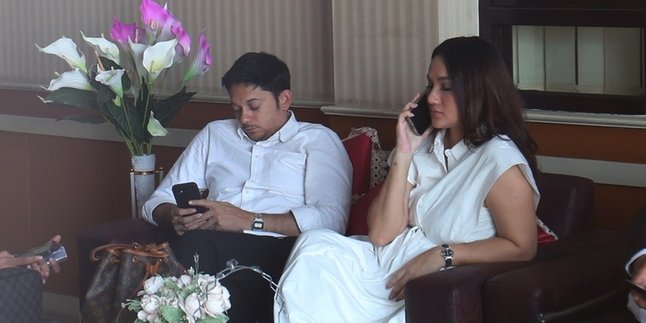 Matching in White Outfits for Divorce Court, Andrew Andika Reveals Still Has Affection for Tengku Dewi Putri