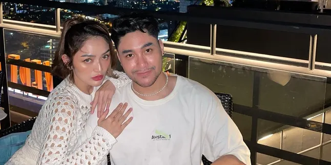 Kompak Tampil Serba Putih, Siti Badriah dan Krisjiana Baharudin Selalu Support Reza Gladys