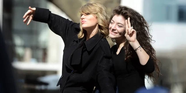 Kompak! Taylor Swift - Lorde Ikut Kelas Masak