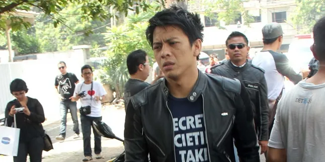 Kondisi Rumah Duka, Ibunda Ariel Menangis di Dekat Jenazah Ayah Kondisi Rumah Duka, Ibunda Ariel Menangis di Dekat Jenazah Ayah