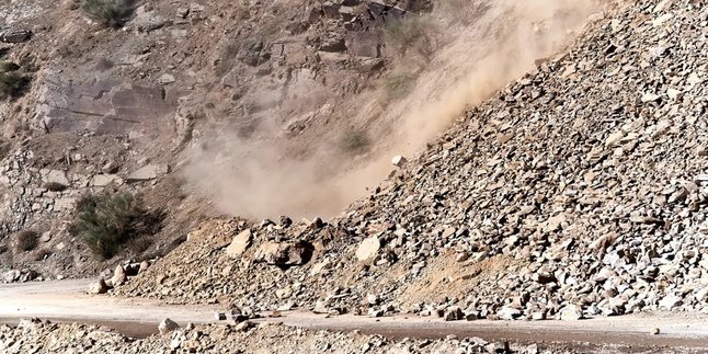 Condition of Tanjung Alai Sumbar-Riau Crossroad Damaged After Landslide