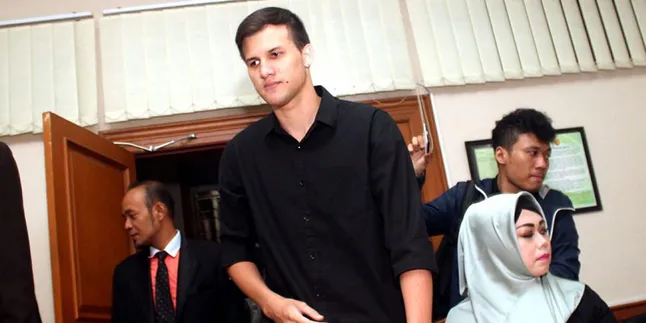 Konflik Dengan Pengacara Lama, Stuart Collin Ganti Kuasa Hukum?